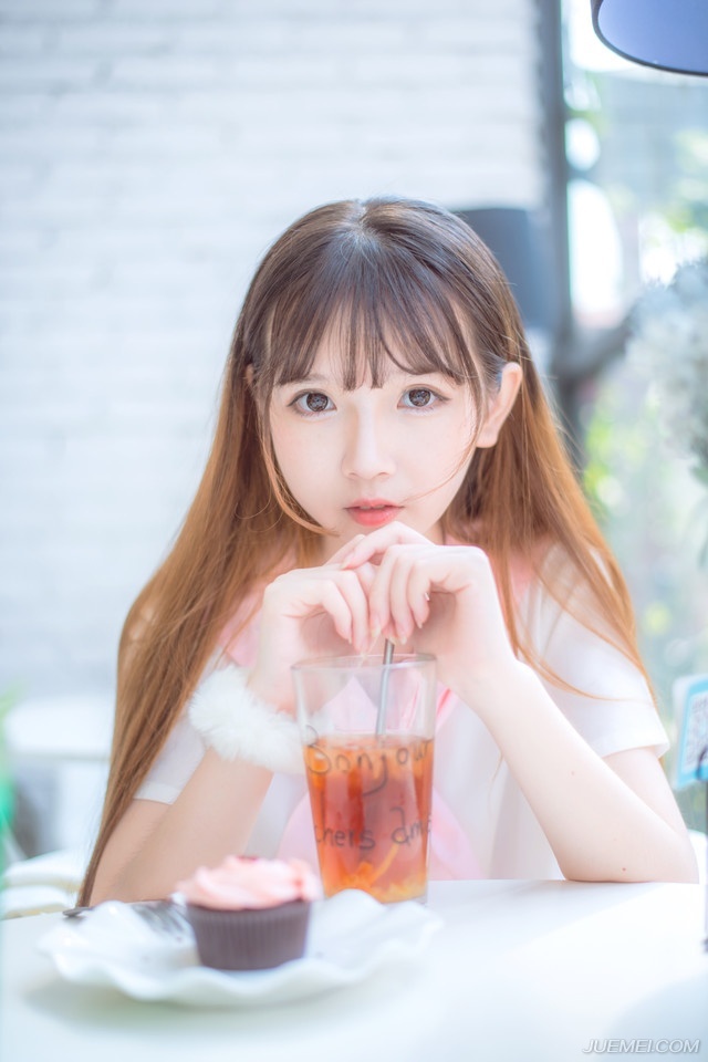 青春，就是要疯狂的奔跑，然后华丽的跌倒。奔跑，就是走出自己的小世界，走向外边的大世界，不怕折腾，勇于传递自己的正能量。跌倒，就是有屡败屡战的勇气，和一分青春永恒的冲动，青春，需要我们大步的奔跑。